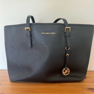 MICHAEL KORS JET SET SAFFIANO LEATHER BLACK TOTE